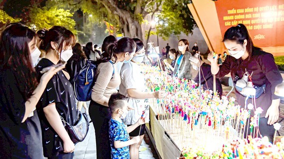 Hanoi sees visitors bustling again ảnh 1