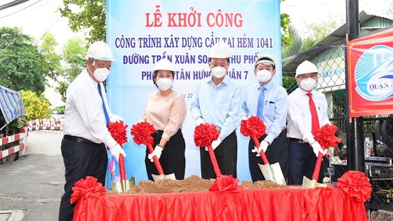 Residents in District 7 contribute land to expand alleys ảnh 1