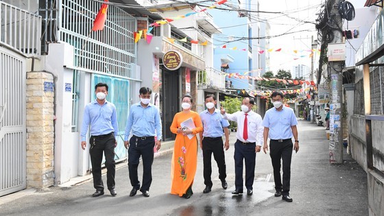 Residents in District 7 contribute land to expand alleys ảnh 2