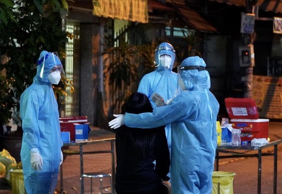 Fully vaccinated close contacts of Covid patients free to return to work, school ảnh 1