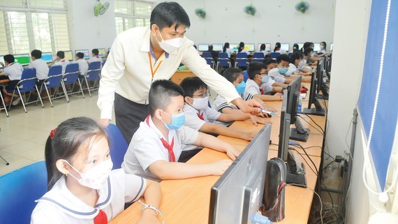 Don't hesitate to get children under 12 years old vaccinated: medical worker ảnh 1