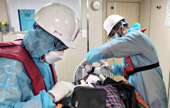 Vietnam saves foreign sailors suffering heart attack ảnh 2