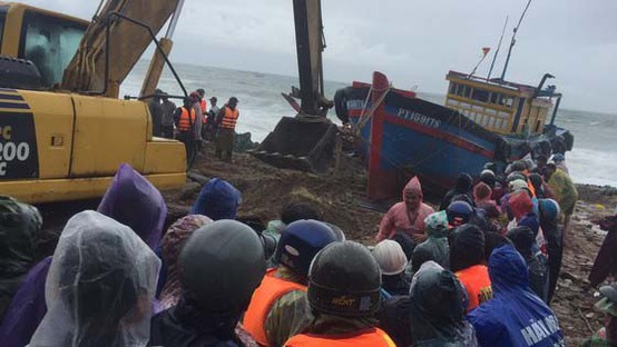 Administrations in Central region support fishermen overcome losses  ảnh 1