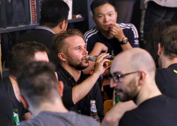 Hanoi allows karaokes, bars, massage venues to reopen from April 8 ảnh 1