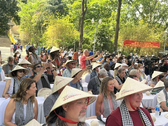 HCMC welcomes 130 American tourists after two-year standstill due to Covid-19 ảnh 5