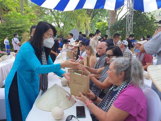 HCMC welcomes 130 American tourists after two-year standstill due to Covid-19 ảnh 1