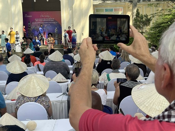 HCMC welcomes 130 American tourists after two-year standstill due to Covid-19 ảnh 4