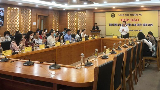 Labor market recovery, laborers’ average income increases ảnh 1