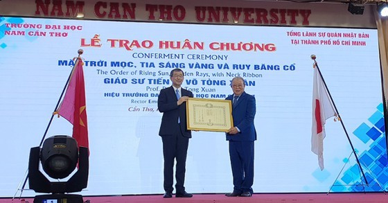 Japanese Government presents Order of Rising Sun to Prof. Vo Tong Xuan ảnh 1