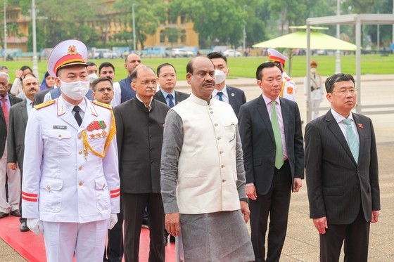 Indian Lower House Speaker visits President Ho Chi Minh’s Mausoleum ảnh 2