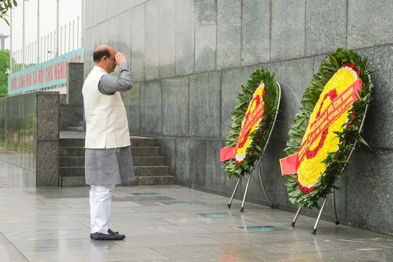 Indian Lower House Speaker visits President Ho Chi Minh’s Mausoleum ảnh 3