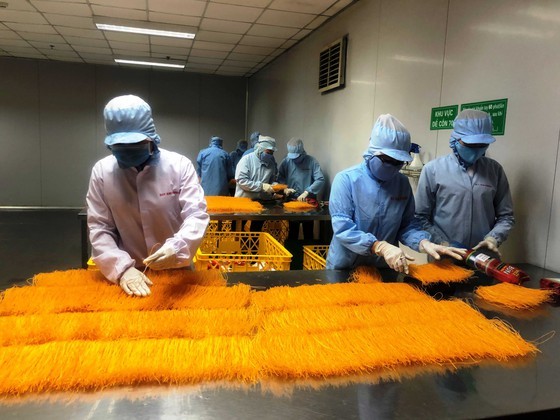 Enterprises find more markets to adapt to new normal phase ảnh 1