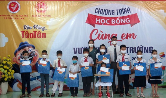 US$26,282 scholarships awarded to poor, studious students ảnh 1