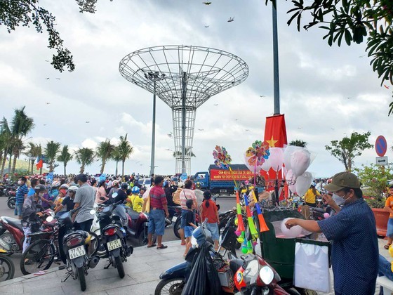 Holiday-makers flock to Central region on long vacations ảnh 11