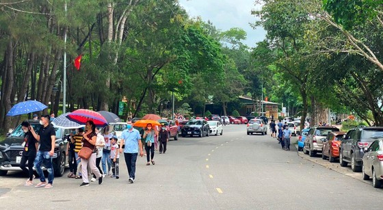 Holiday-makers flock to Central region on long vacations ảnh 3