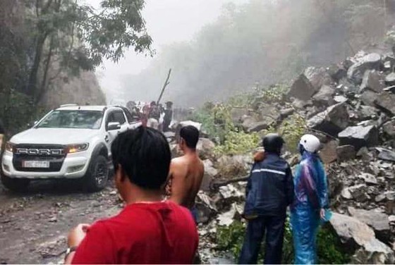 Cascading soil and rock results in landslide, traffic jams in Dai Ninh Pass ảnh 2