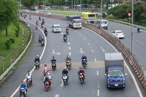 Holidaymakers returning to Ho Chi Minh City after vacation ảnh 2