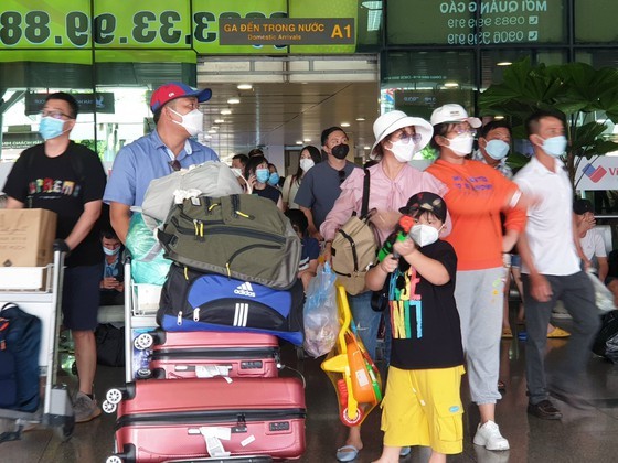 City dwellers flock to entertainment parks, eateries crowded with diners ảnh 3