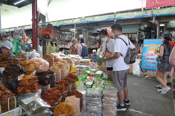 Vacationers interested in visiting indoor tourist attractions on long holidays ảnh 1