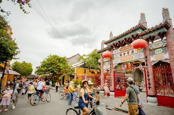 Vacationers interested in visiting indoor tourist attractions on long holidays ảnh 4