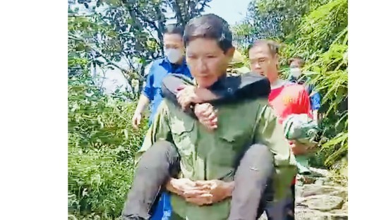 Falling into 30-m abyss in Yen Tu, elderly woman rescued after 7 days  ảnh 1