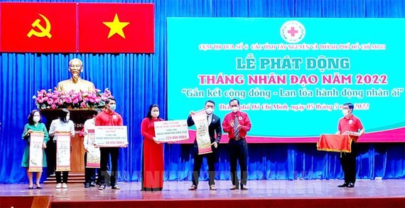 Red Cross Association launching humanitarian month for poor people ảnh 1