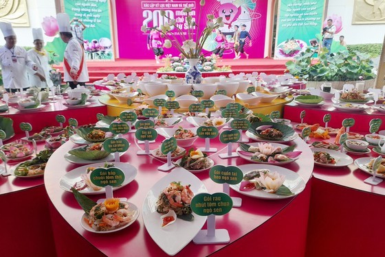 Dong Thap sets World Record for making 200 lotus-based dishes ảnh 1