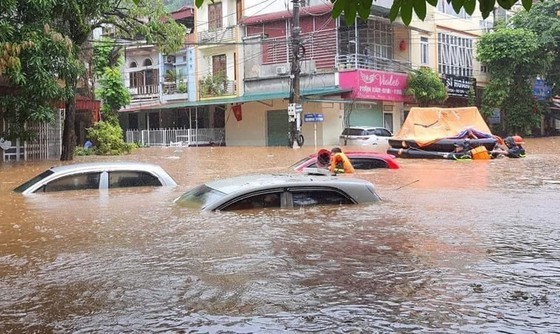 Heavy rain triggered flooding causes traffic snarl-ups in Northern Vietnam  ảnh 4