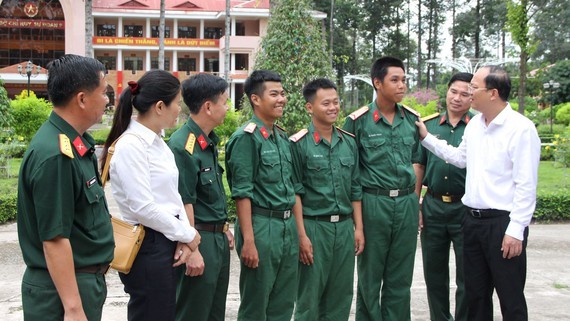 HCMC leaders visit rookie soldiers ảnh 1