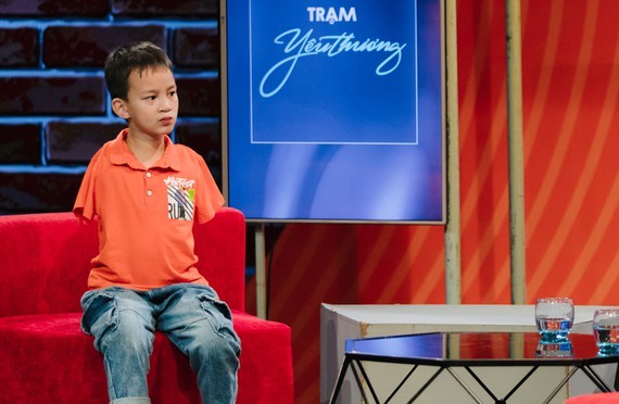 8-year-old boy without hands pursues dream with his feet ảnh 1