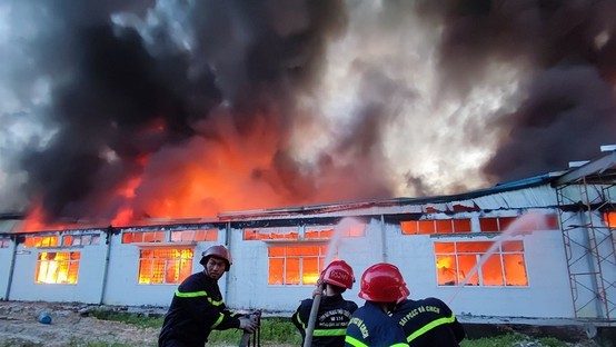Huge fire engulfs French garment factory in Thua Thien - Hue ảnh 1