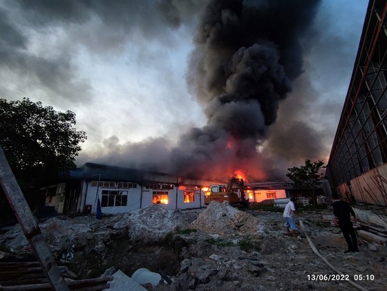 Huge fire engulfs French garment factory in Thua Thien - Hue ảnh 2