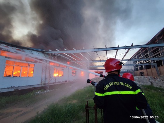 Huge fire engulfs French garment factory in Thua Thien - Hue ảnh 3