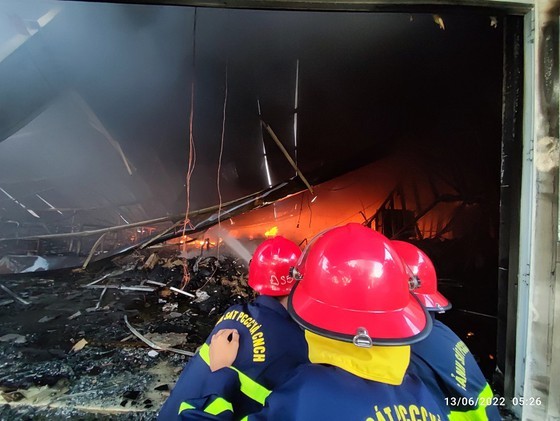 Huge fire engulfs French garment factory in Thua Thien - Hue ảnh 4