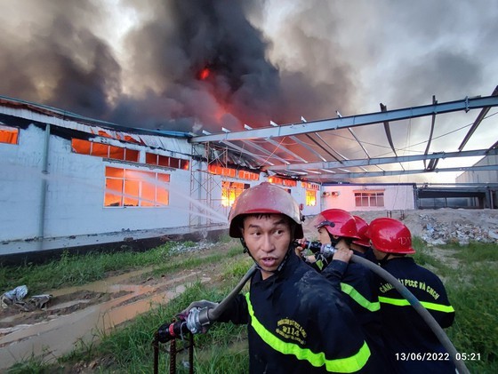 Huge fire engulfs French garment factory in Thua Thien - Hue ảnh 5