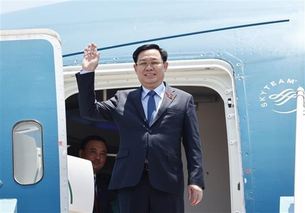 NA Chairman Vuong Dinh Hue starts official visit to Hungary ảnh 1