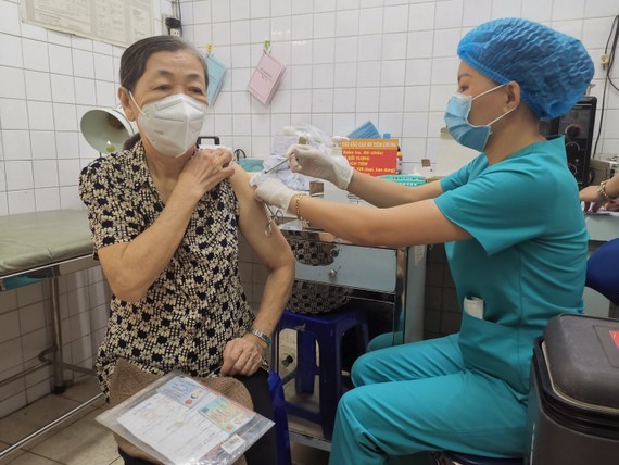 Experts advise people to get booster doses of Covid-19 vaccine  ảnh 1