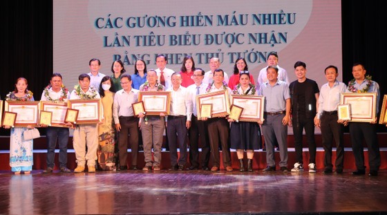 Blood donors donating many times presented PM’s merit certificates ảnh 2