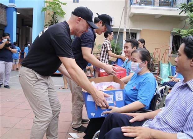 New Zealand exporters present fruits to unlucky Vietnamese children, women ảnh 1