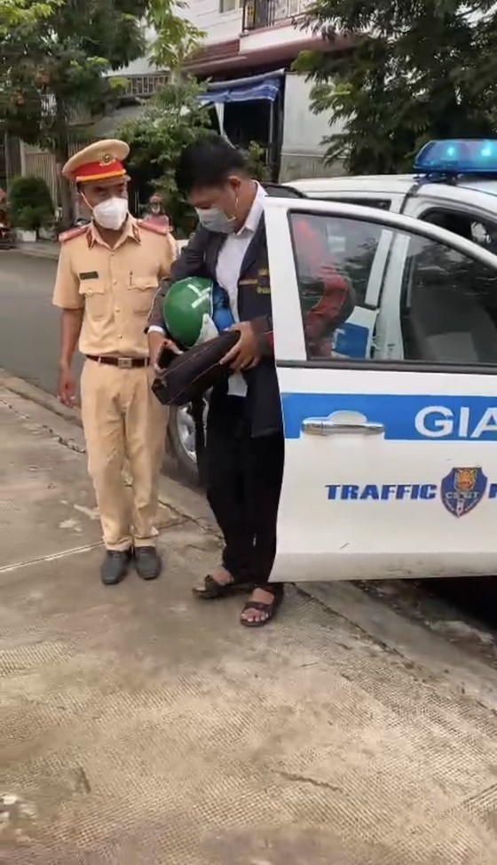 Traffic police take examinee, examiner to exam venues ảnh 2