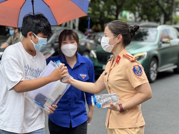 Traffic police take examinee, examiner to exam venues ảnh 3