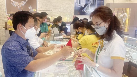 SJC gold price falls nearly VND6 million per tael  ảnh 1