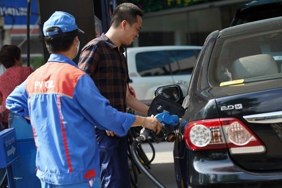 Gasoline prices continue dropping by VND3,600 per liter ảnh 1