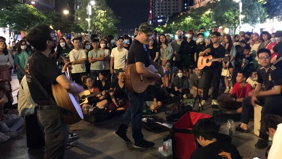Vietnamese street artists present live musical performances in HCMC’s downtown ảnh 1