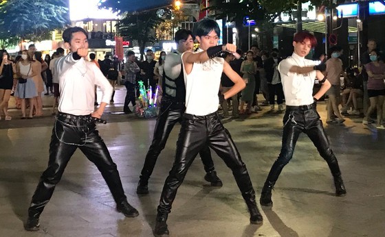 Vietnamese street artists present live musical performances in HCMC’s downtown ảnh 2