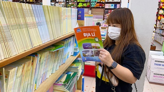 Parents having difficulty finding textbooks for children   ảnh 1