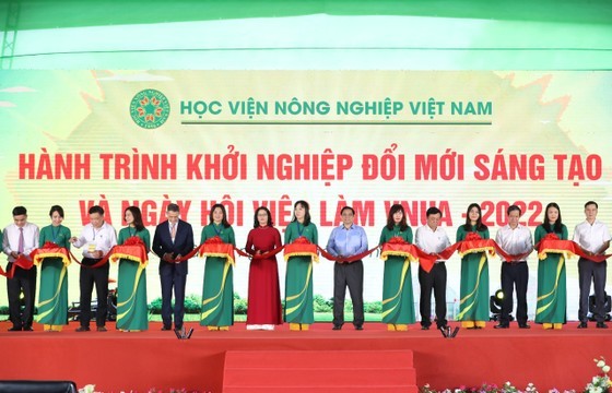 PM talks with students about startup spirit ảnh 1