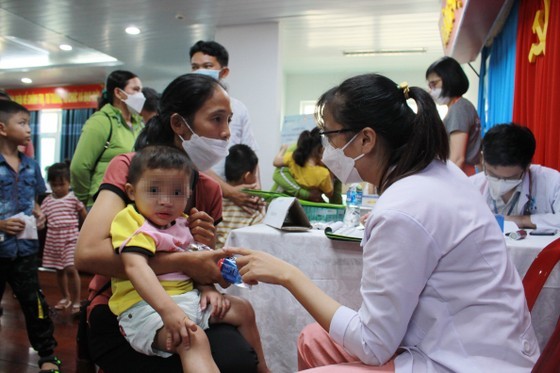 Children with maxillofacial deformities in Quang Ngai receive free operation ảnh 2