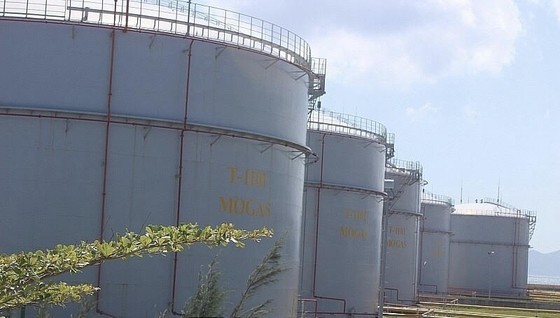 Customs officials work relentlessly to clear imported petroleum products ảnh 1