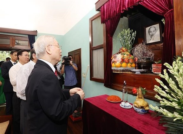 Party chief offers incense to late President Ho Chi Minh ảnh 1